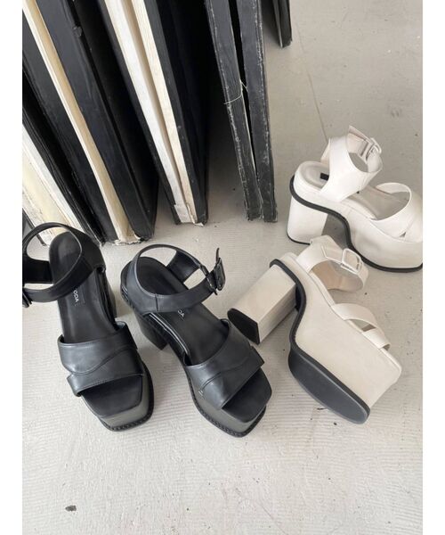 EMODA（エモダ）の「アシンメトリーカットバルキーサンダル（サンダル・レディース・ホワイト/ブラック・LARGE/MEDIUM/SMALL）」の13枚目の写真