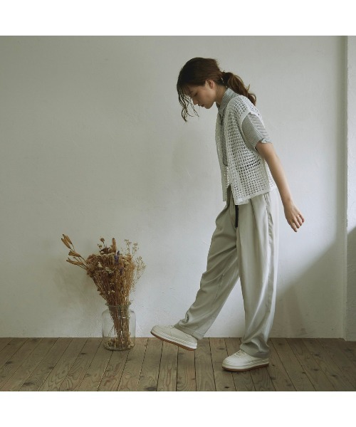 t a r o s u（タロス）の「t a r o s u high waist tuck pants/タロスハイウエストタックパンツ（スラックス・レディース・ナチュラル/ブラック・FREE）」の4枚目の写真
