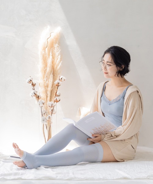 フェリシモMama（フェリシモママ）の「Ｍｏｒｅｄｄｅ　コットン混で心地いい　着圧ニーハイソックス（マタニティウェア/グッズ・レディース・ブルー/ブラウン系その他・ONE SIZE）」の4枚目の写真