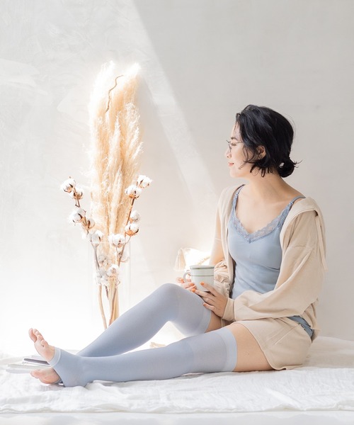 フェリシモMama（フェリシモママ）の「Ｍｏｒｅｄｄｅ　コットン混で心地いい　着圧ニーハイソックス（マタニティウェア/グッズ・レディース・ブルー/ブラウン系その他・ONE SIZE）」の5枚目の写真