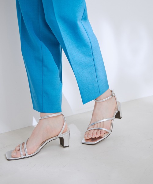 Juze（ジュゼ）の「ナローアシメストラップヒールサンダル（サンダル・レディース・ホワイト/ブラック/シルバー・22.5cm/23.5cm/24.5cm）」の3枚目の写真