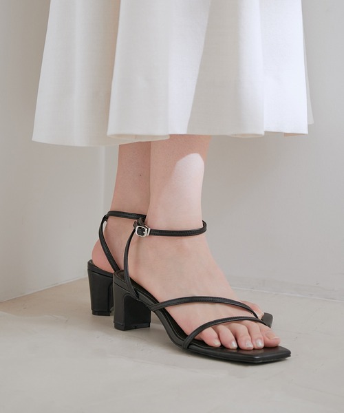 Juze（ジュゼ）の「ナローアシメストラップヒールサンダル（サンダル・レディース・ホワイト/ブラック/シルバー・22.5cm/23.5cm/24.5cm）」の2枚目の写真