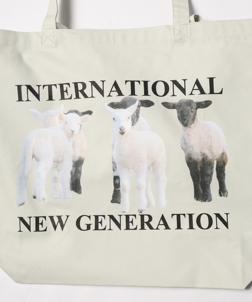 .efiLevol（エフィレボル）の「INTERNATIONAL NEW GENERATION Lambs Tote Bag（トートバッグ・メンズ・ライトグレー・ONESIZE）」の4枚目の写真