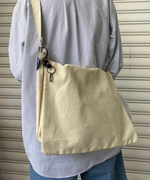 SPINNS（スピンズ）の「プレーン コットンフラップショルダーバッグ（ショルダーバッグ・メンズ・ブラック/ブラウン/オフホワイト/カーキ・ONESIZE）」の16枚目の写真