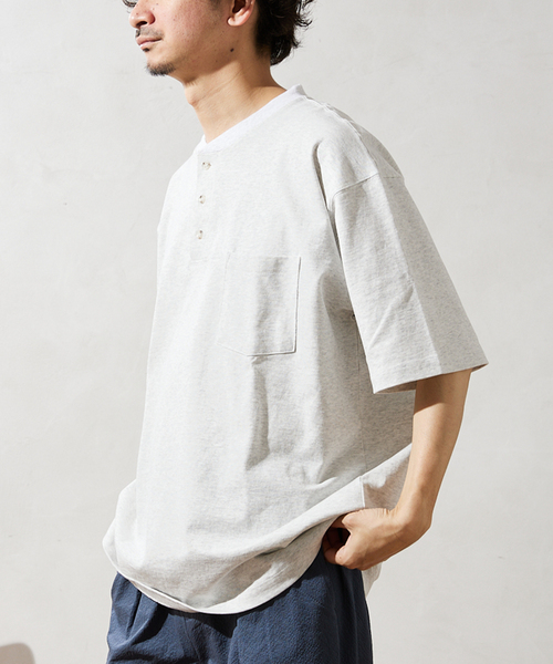 JOURNAL STANDARD relume（ジャーナルスタンダード　レリューム）の「【Allen A / アレンエー】別注 ヘンリーネックTシャツ（Tシャツ/カットソー・メンズ・ライトグレー/ホワイト/カーキ/ブルー・MEDIUM/LARGE）」の5枚目の写真