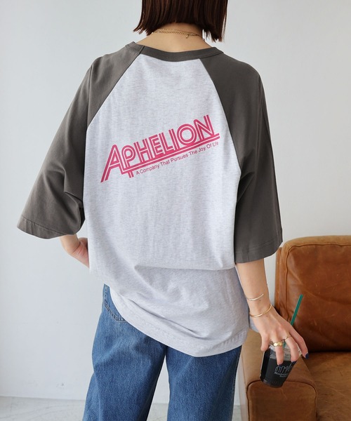 andme(アンドミー)の「配色ラグランバックロゴオーバーサイズTシャツ(Tシャツ/カットソー・レディース・ブルー/チャコールグレー/グレー/ベージュ・M)」の2枚目の写真