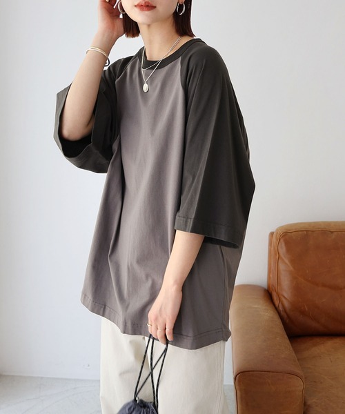 andme(アンドミー)の「配色ラグランバックロゴオーバーサイズTシャツ(Tシャツ/カットソー・レディース・ブルー/チャコールグレー/グレー/ベージュ・M)」の1枚目の写真