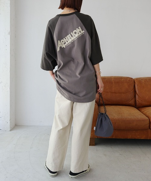 andme(アンドミー)の「配色ラグランバックロゴオーバーサイズTシャツ(Tシャツ/カットソー・レディース・ブルー/チャコールグレー/グレー/ベージュ・M)」の6枚目の写真