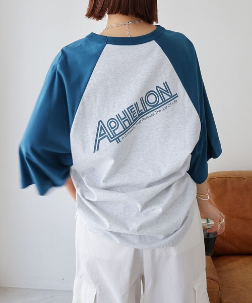 andme(アンドミー)の「配色ラグランバックロゴオーバーサイズTシャツ(Tシャツ/カットソー・レディース・ブルー/チャコールグレー/グレー/ベージュ・M)」の5枚目の写真