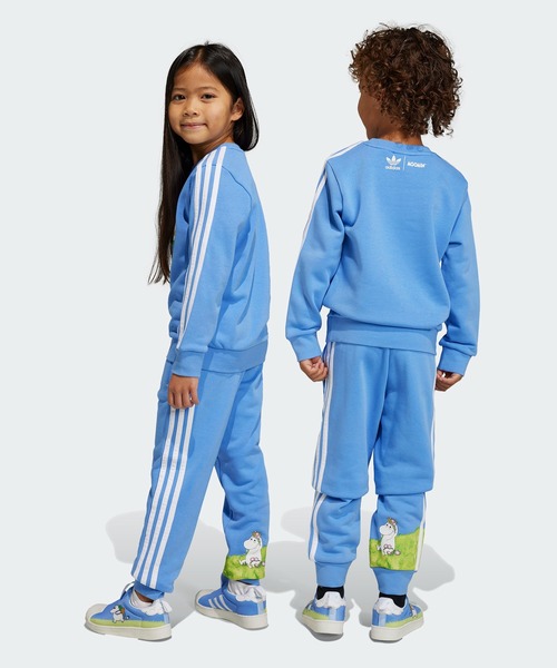 adidas(アディダス)の「アディダス オリジナルス × ムーミン クルーネック セットアップ / アディダスオリジナルス adidas Originals(スウェット・キッズ・ライトブルー・130/100/110/120)」の2枚目の写真