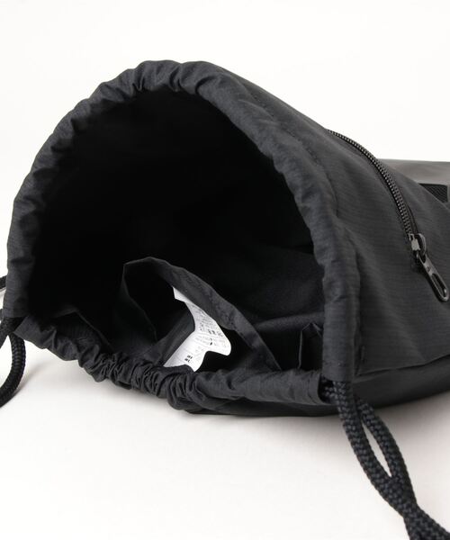 NIKE(ナイキ)の「【NIKE/ナイキ】ナップサック/通学・部活・旅行・プレゼントに◎軽量サブバッグ(バックパック/リュック・メンズ・ブラック・ONESIZE)」の4枚目の写真