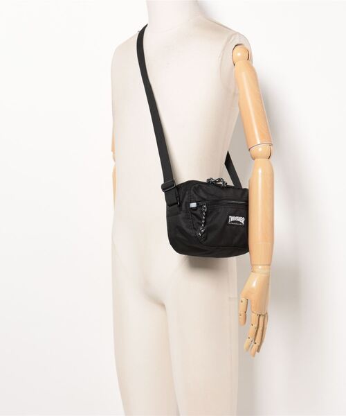 THRASHER（スラッシャー）の「撥水加工 横型 ミニショルダーポーチ BENCHMARKシリーズ（ショルダーバッグ・メンズ・ブラック・FREE）」の2枚目の写真