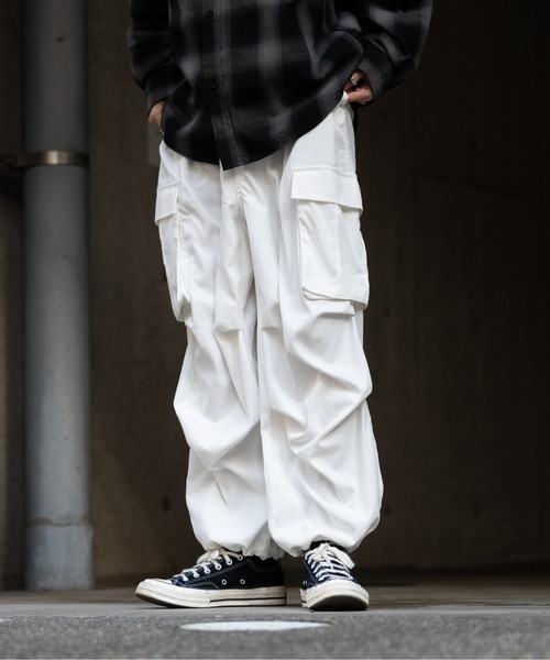 JOHN'S CLOSET（ジョンズクローゼット）の「【13】ナチュラルストレッチ オーバーカーゴパンツ（カーゴパンツ・メンズ・ブラック/オフホワイト/オリーブ/グレー・MEDIUM/LARGE）」の2枚目の写真