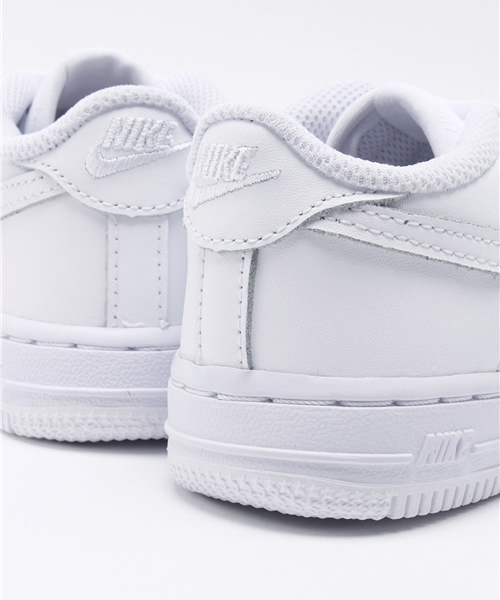 COMECHATTO&CLOSET（カムチャットアンドクロゼット）の「エアフォース1TD（スニーカー・キッズ・ブラック/ホワイト・13cm/14cm/15cm/16cm）」の4枚目の写真