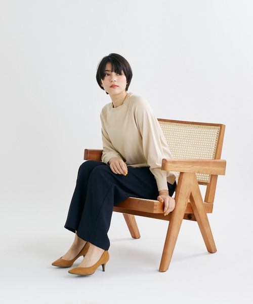 INED CLARO（イネドクラロ）の「【AIが導いた春ニット】ヴィスコースエステルクルーネックニット（ニット/セーター・レディース・ネイビー/スミクロ/グレー/オフホワイト/ベージュ・フリー）」の13枚目の写真