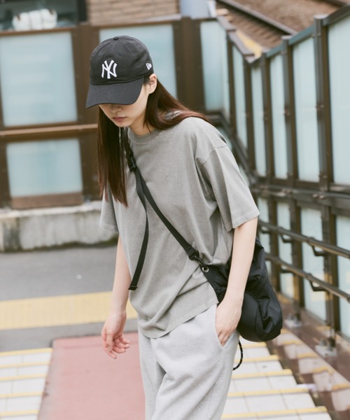 flaner（フラネ）の「Loose pigment logo tee / ルーズピグメントロゴT（Tシャツ/カットソー・レディース・ブラック/ネイビー/グレー・LARGE/MEDIUM）」の5枚目の写真