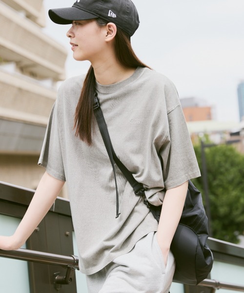 flaner（フラネ）の「Loose pigment logo tee / ルーズピグメントロゴT（Tシャツ/カットソー・レディース・ブラック/ネイビー/グレー・LARGE/MEDIUM）」の6枚目の写真