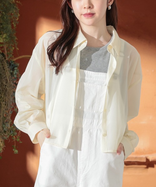 Honeys(ハニーズ)の「ショート丈シアーシャツ(シャツ/ブラウス・レディース・ホワイト/ライトグレー/ブラック/サックスブルー/イエロー/パープル/ピンク/モカ/スミクロ・SS/S/M/L)」の8枚目の写真