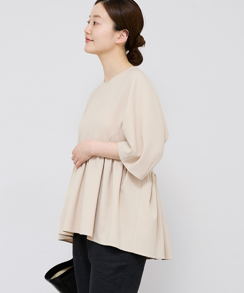 IENA（イエナ）の「ペプラムギャザーブラウス（シャツ/ブラウス・レディース・ベージュ/ネイビー・FREE）」の2枚目の写真