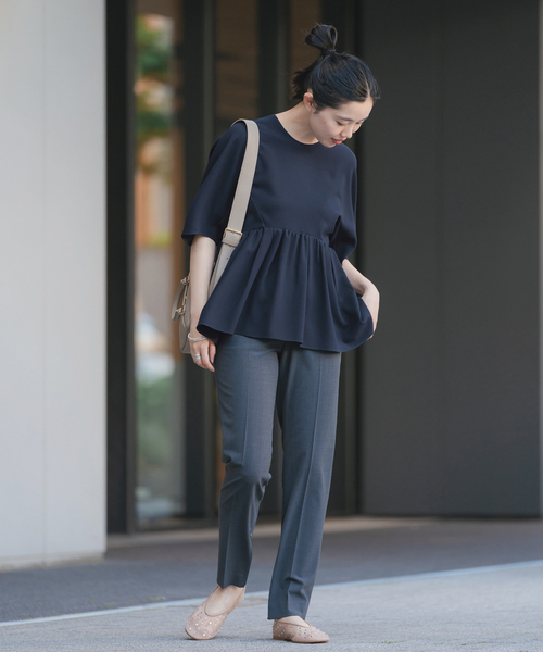 IENA（イエナ）の「ペプラムギャザーブラウス（シャツ/ブラウス・レディース・ベージュ/ネイビー・FREE）」の4枚目の写真