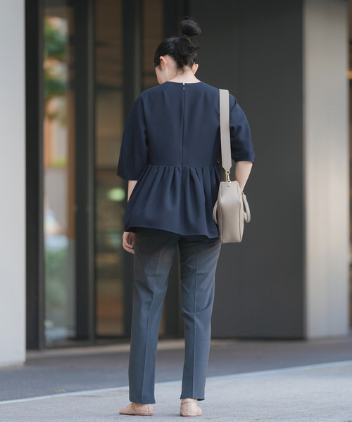 IENA（イエナ）の「ペプラムギャザーブラウス（シャツ/ブラウス・レディース・ベージュ/ネイビー・FREE）」の7枚目の写真