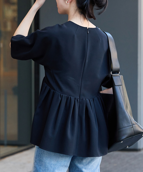 IENA（イエナ）の「ペプラムギャザーブラウス（シャツ/ブラウス・レディース・ベージュ/ネイビー・FREE）」の11枚目の写真