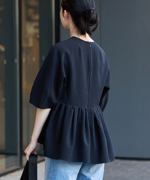 IENA（イエナ）の「ペプラムギャザーブラウス（シャツ/ブラウス・レディース・ベージュ/ネイビー・FREE）」の13枚目の写真