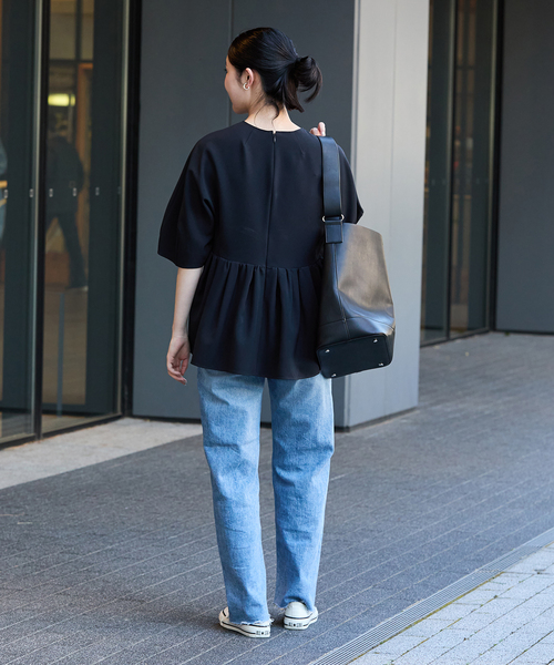 IENA（イエナ）の「ペプラムギャザーブラウス（シャツ/ブラウス・レディース・ベージュ/ネイビー・FREE）」の14枚目の写真