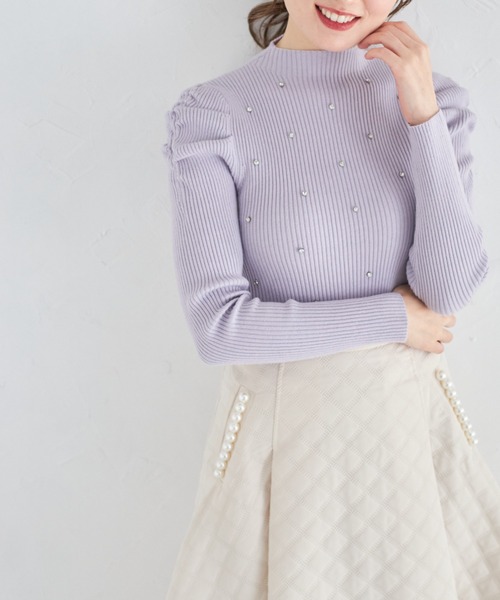 tocco closet(トッコ クローゼット)の「ビジュー付きパワーショルダーリブニットプルオーバー(ニット/セーター・レディース・ラベンダー/ネイビー・M)」の2枚目の写真