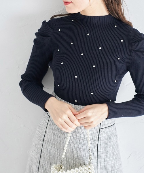 tocco closet(トッコ クローゼット)の「ビジュー付きパワーショルダーリブニットプルオーバー(ニット/セーター・レディース・ラベンダー/ネイビー・M)」の1枚目の写真