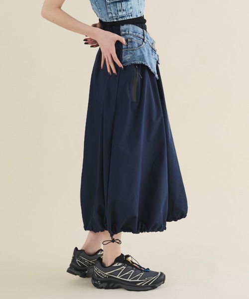 MERLOT（メルロー）の「デニム×ナイロンコンビスカート（デニムスカート・レディース・ネイビー・FREE）」の3枚目の写真