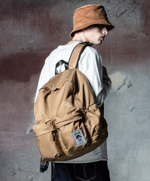 glamb（グラム）の「Rubber Tag Daypack / ラバータグデイパック（バックパック/リュック・メンズ・ブラック/ベージュ・FREE）」の4枚目の写真