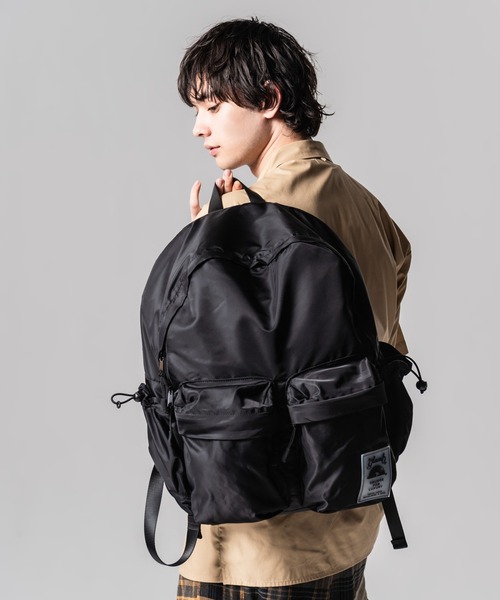 glamb（グラム）の「Rubber Tag Daypack / ラバータグデイパック（バックパック/リュック・メンズ・ブラック/ベージュ・FREE）」の7枚目の写真