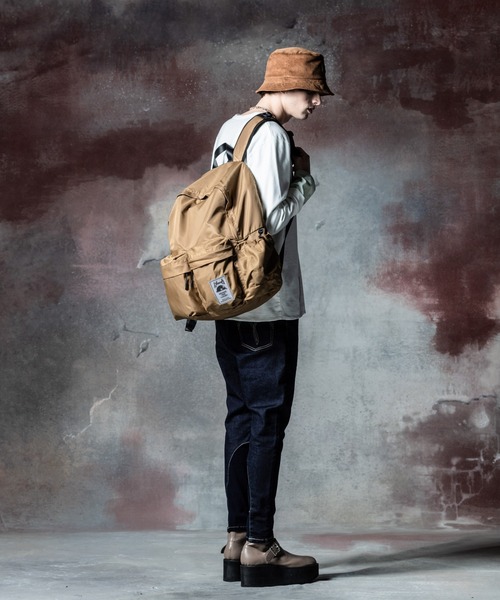 glamb（グラム）の「Rubber Tag Daypack / ラバータグデイパック（バックパック/リュック・メンズ・ブラック/ベージュ・FREE）」の5枚目の写真