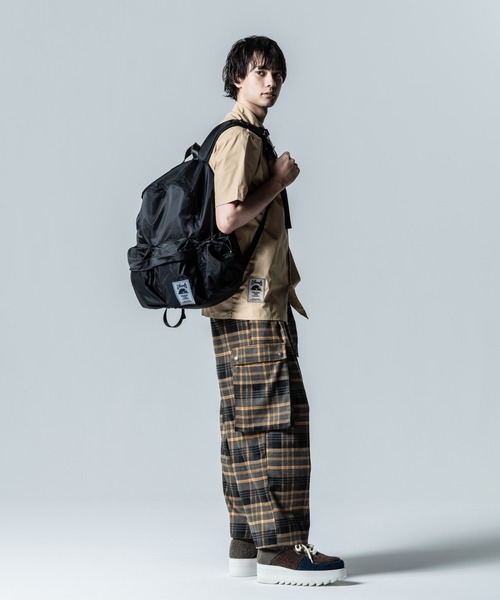 glamb（グラム）の「Rubber Tag Daypack / ラバータグデイパック（バックパック/リュック・メンズ・ブラック/ベージュ・FREE）」の10枚目の写真