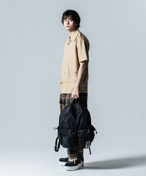 glamb（グラム）の「Rubber Tag Daypack / ラバータグデイパック（バックパック/リュック・メンズ・ブラック/ベージュ・FREE）」の11枚目の写真