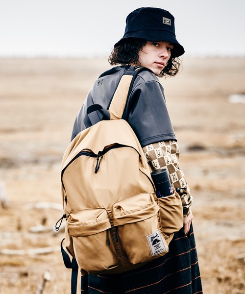 glamb（グラム）の「Rubber Tag Daypack / ラバータグデイパック（バックパック/リュック・メンズ・ブラック/ベージュ・FREE）」の13枚目の写真