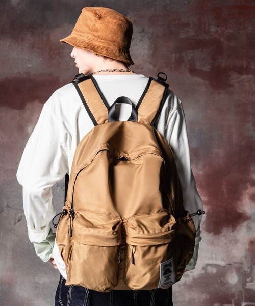 glamb（グラム）の「Rubber Tag Daypack / ラバータグデイパック（バックパック/リュック・メンズ・ブラック/ベージュ・FREE）」の3枚目の写真