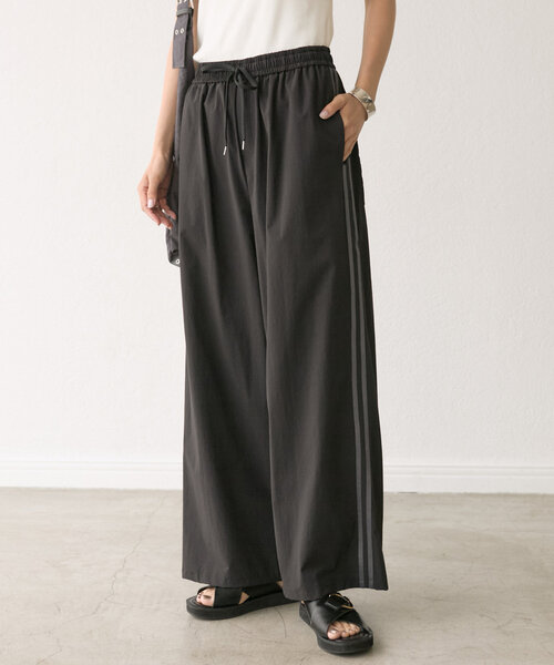 RIVE DROITE(リヴドロワ)の「イージートラックパンツ(その他パンツ・レディース・ブラック/ベージュ・38/36)」の1枚目の写真