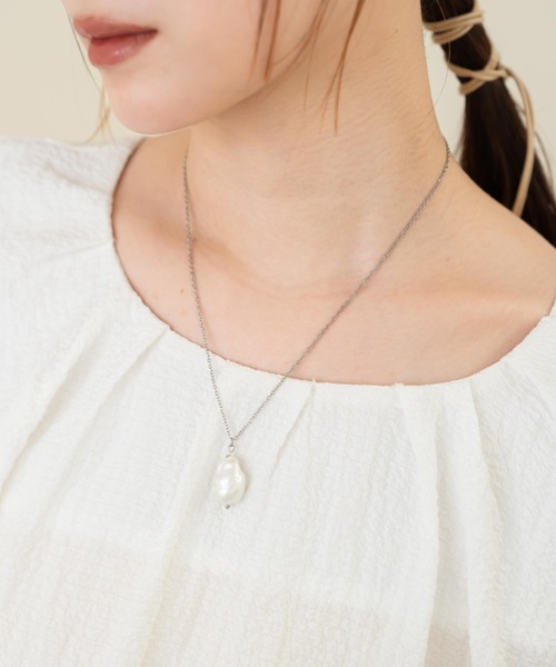 hinari（ヒナリ）の「変形パールモチーフネックレス（ネックレス・レディース・シルバー・FREE）」の2枚目の写真