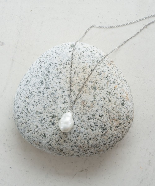 hinari（ヒナリ）の「変形パールモチーフネックレス（ネックレス・レディース・シルバー・FREE）」の7枚目の写真