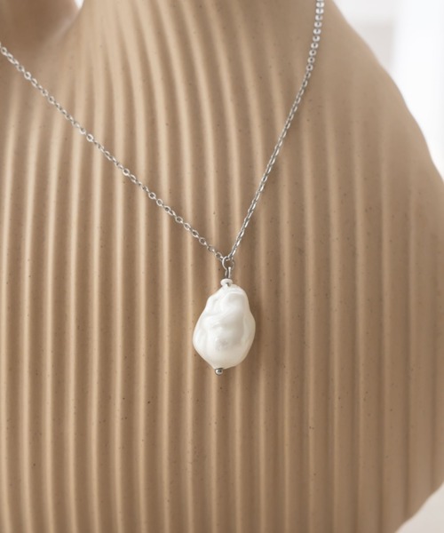 hinari（ヒナリ）の「変形パールモチーフネックレス（ネックレス・レディース・シルバー・FREE）」の4枚目の写真
