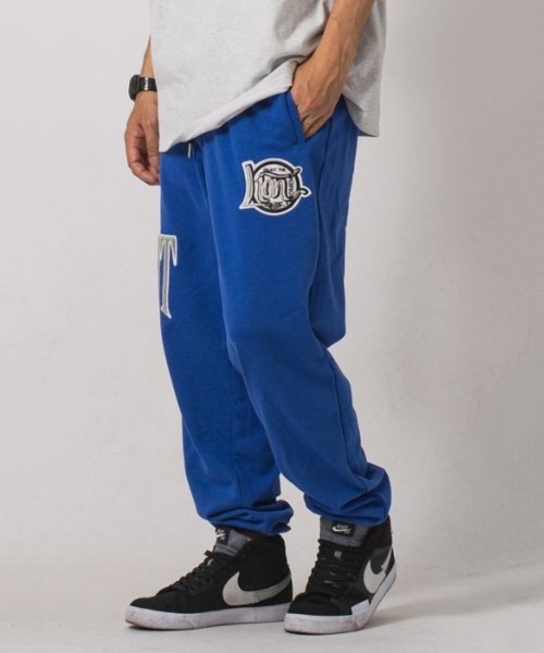 RE730（アールイーセブンサーティー）の「【RE730】ワッペン付きジョガーパンツ　ユニセックス（その他パンツ・メンズ・ブラック/アイボリー/オレンジ/ブルー・LARGE/MEDIUM/SMALL）」の3枚目の写真