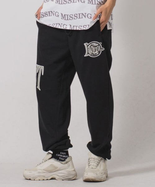 RE730（アールイーセブンサーティー）の「【RE730】ワッペン付きジョガーパンツ　ユニセックス（その他パンツ・メンズ・ブラック/アイボリー/オレンジ/ブルー・LARGE/MEDIUM/SMALL）」の2枚目の写真