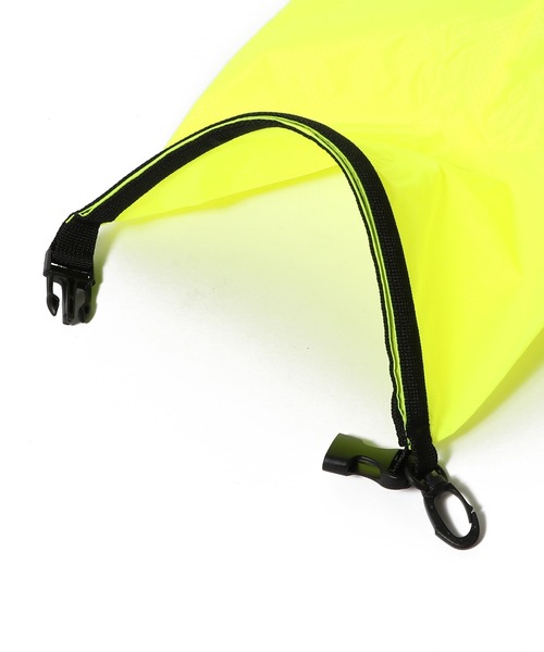 Speedo（スピード）の「SPEEDO / ウォータープルーフロールトップ８リットル（ショルダーバッグ・レディース・イエロー/ブラック・FREE）」の5枚目の写真