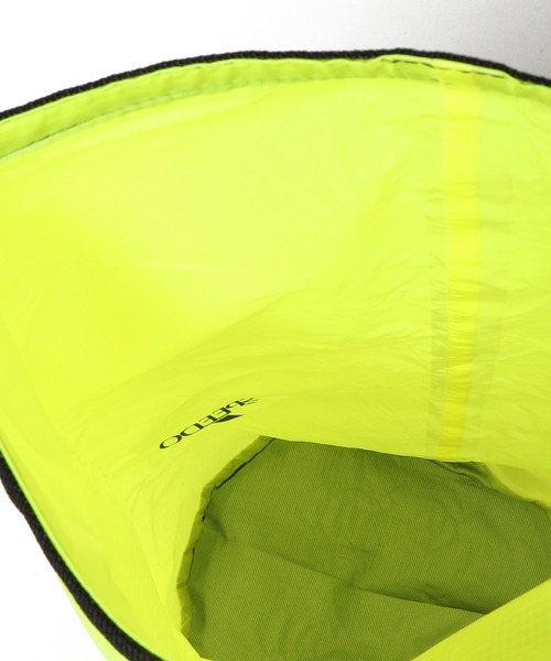 Speedo（スピード）の「SPEEDO / ウォータープルーフロールトップ８リットル（ショルダーバッグ・レディース・イエロー/ブラック・FREE）」の6枚目の写真