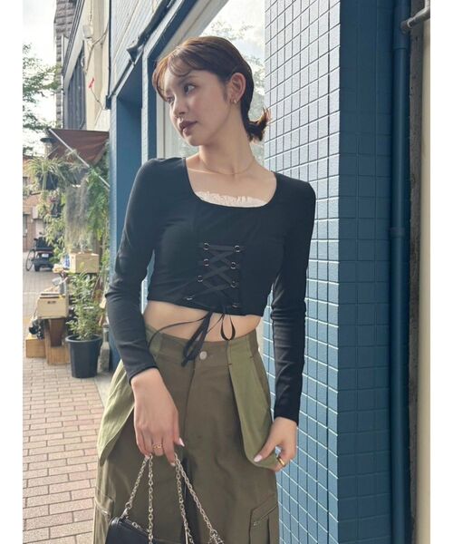 EVRIS（エヴリス）の「レースアップデザインクロップドトップス（T