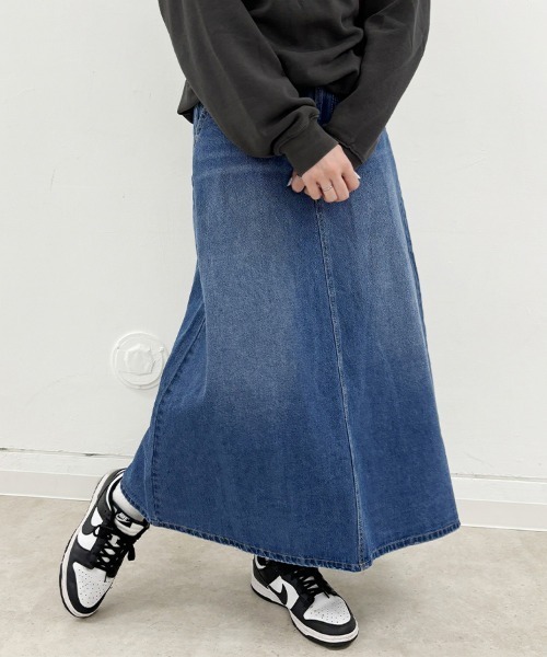 Doux Belle(ドゥーベル)の「フレアロングデニムスカート(スカート・レディース・ワンウォッシュ/ブルー/ネイビー・SMALL/MEDIUM/LARGE/X-LARGE)」の4枚目の写真