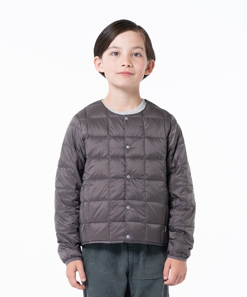 TAION（タイオン）の「【TAION(タイオン)】〈キッズ〉ベーシック クルーネックボタン インナーダウンジャケット（ダウンジャケット/コート・キッズ・ダークオリーブ/カーキ/ブラウン系1/ブラック系3/レッド系その他/チョコ/ミント/ブラック/ライム/バーガンディー/グレー/サンドベージュ/レモンイエロー/ネイビー系6/ダークパープル/ベージュ/ラベンダー/ダークオレンジ/ダークネイビー/オレンジ/ネイビー/チャコール/チャコールグレー/キャメル/ダークグリーン/ライトピンク/オリーブ/ダークブルー/モカ/ライトブルー/オフホワイト/ケリーグリーン/ライトグレー/ベージュ系5・130/110/150/140/120/100）」の6枚目の写真