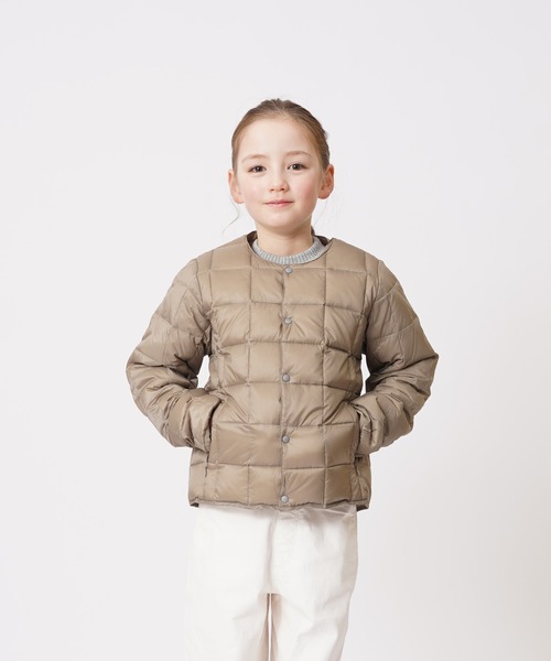 TAION（タイオン）の「【TAION(タイオン)】〈キッズ〉ベーシック クルーネックボタン インナーダウンジャケット（ダウンジャケット/コート・キッズ・ダークオリーブ/カーキ/ブラウン系1/ブラック系3/レッド系その他/チョコ/ミント/ブラック/ライム/バーガンディー/グレー/サンドベージュ/レモンイエロー/ネイビー系6/ダークパープル/ベージュ/ラベンダー/ダークオレンジ/ダークネイビー/オレンジ/ネイビー/チャコール/チャコールグレー/キャメル/ダークグリーン/ライトピンク/オリーブ/ダークブルー/モカ/ライトブルー/オフホワイト/ケリーグリーン/ライトグレー/ベージュ系5・130/110/150/140/120/100）」の16枚目の写真